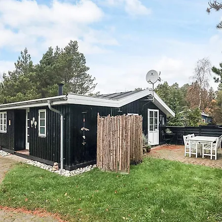5 Person In Saeby-by Traum